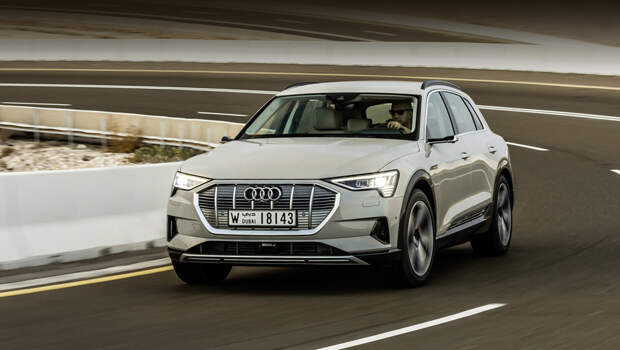 Audi concept. Если в паркетнике Audi e-tron (на фото) суммарная мощность электромоторов достигает 408 л.с., а вместимость тяговой батареи 95 кВт•ч, то в его младшем собрате (судим по родственным концептам) должно быть что-то вроде 306 л.с. и 83 кВт•ч. Ну и цена в серии у компакта будет куда ниже тех 80 000 евро, что просят за e-tron.