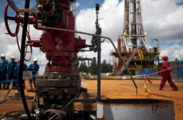 FILE PHOTO: Crude oil drips from a valve at an oil well operated by Venezuela's state oil company PDVSA in Morichal July 28, 2011. REUTERS/Carlos Garcia Rawlins/File Photo