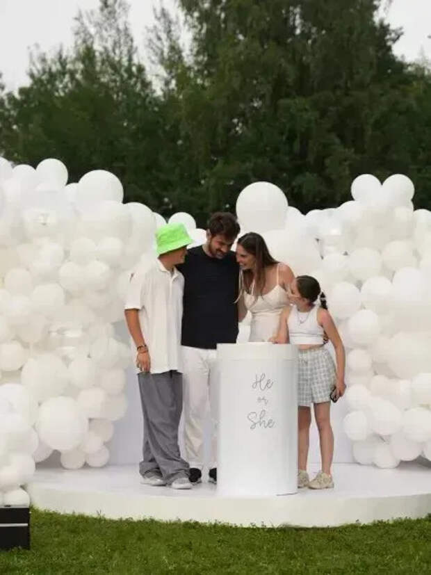 Пётр Дранга и Агата Муцениеце с Тимофеем и Мией