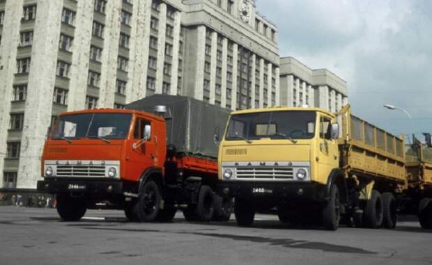 Опытные экземпляры грузовиков КамАЗ производства 1974 года.