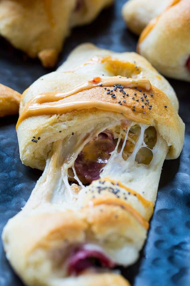 Вкусные закуски из слоеного теста
