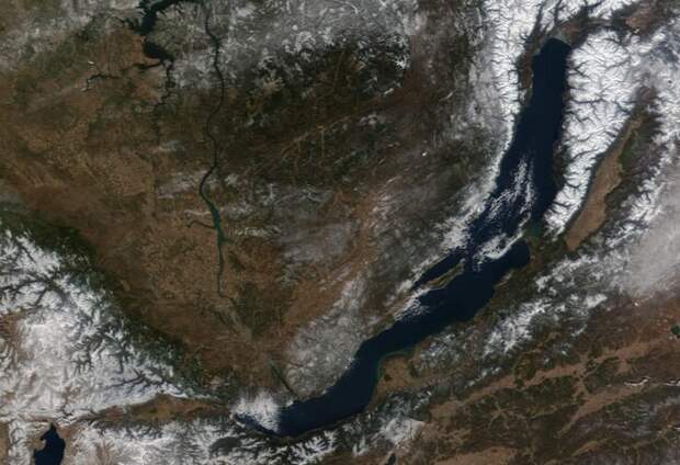 Байкал: что не так с дном глубочайшего озера в мире.