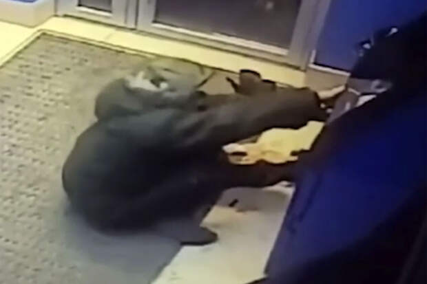 В Новосибирске мужчина пытался взломать банкомат, но не смог украсть деньги