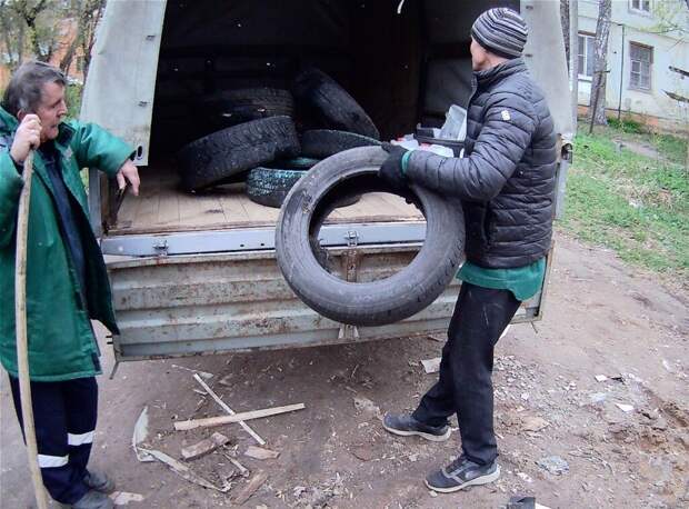 Жителей Смоленска предупредили об увеличившихся штрафах за выброшенные шины