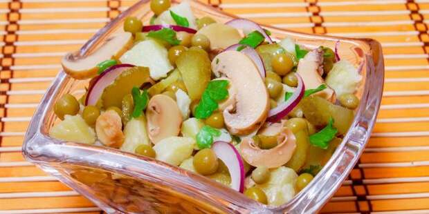 Постный салат с картошкой, горошком, маринованными грибами и огурцами