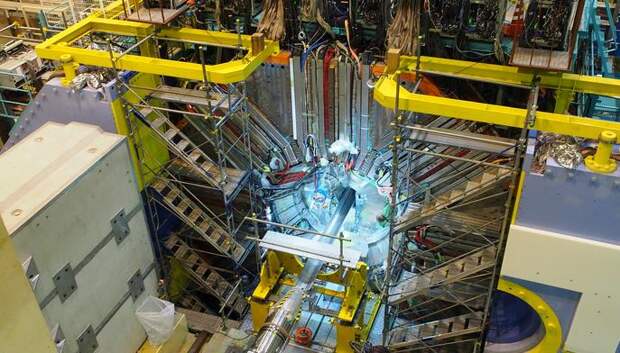 Физики разработали принципиально новый метод изучения внутреннего строения атомных ядер, используя отдельную молекулу в качестве миниатюрного ускорителя частиц