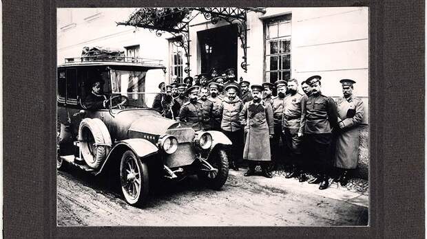 Группа офицеров рядом с автомобилем Mercedes. Трехлучевая звезда еще не помещена в кольцо – это произойдет в 1921 году, а еще спустя пять лет существовавшие отдельно друг от друга Mercedes и Benz станут одной торговой маркой, известной нам и сегодня. Шофер за рулем «Мерседеса» одет в полушубок из овчины, полагавшийся военным автомобилистам в зимний сезон. Время и место съемки, а также изображенных лиц определить не удалось.