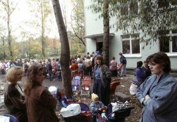 Очередь за молоком из гуманитарной помощи, 1992 год, где-то на окраине Москвы (иллюстрация из открытых источников)