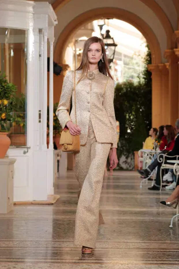 Лулу Тенни на показе Chanel Cruise 2025