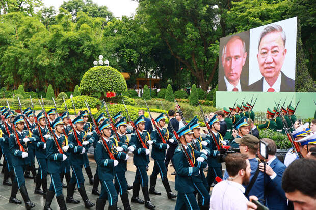 Путин посетил Мавзолей Хо Ши Мина во Вьетнаме