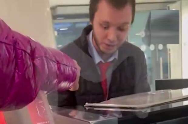 Пассажиры объединились против сотрудника, который вот уже два года кошмарит людей в Домодедово