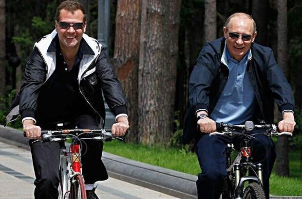 Велосипеды не чужды и главам государств. Путин и Медведев велосипеды, звезды, интересное, фото