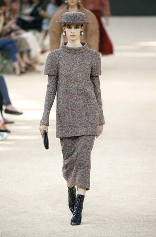 Шик на показ 4 буквы. Пьерпаоло пиччоли валентино. Кепи коко шанель. Шик на показ 4 буквы. Модели сотуаров от шанель.