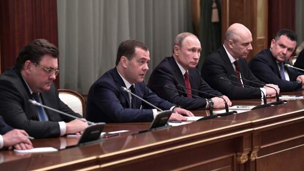 Медведев поздравил с началом работы новый состав кабинета министров