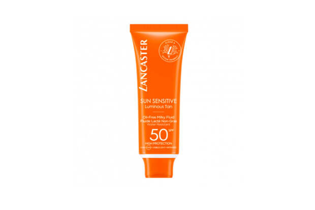 Крем для лица для чувствительной кожи Sun Sensitive Luminous Tan, Lancaster содержит запатентованную технологию Full light, защищающую от всех типов лучей. В состав также входит комплекс Sunsicalm натурального происхождения, который смягчает и защищает чувствительную кожу. Легкая нежирная текстура быстро впитывается и незаметна при нанесении. Формула крема безвредна для экосистемы океана