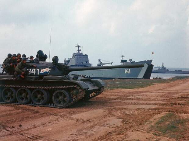 Танк Т-55 с десантом морских пехотинцев из состава танкового батальона во время учений 810-й бригады морской пехоты Черноморского флота; 1980-й год. На заднем фоне большой десантный корабль пр.1171 "Николай Фильченков"