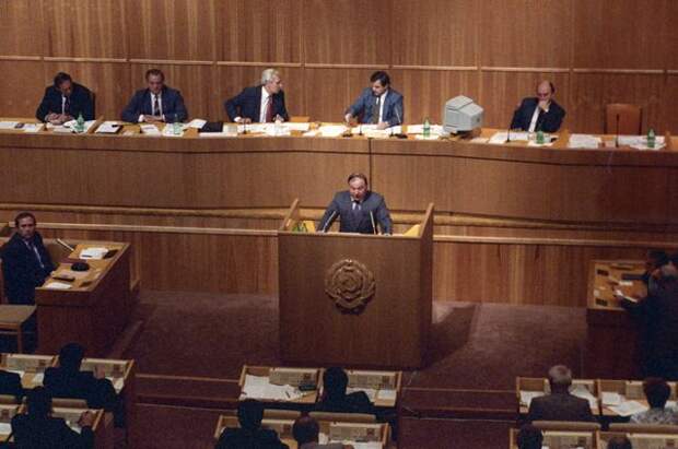 Егор Гайдар во время выступления на V сессии Верховного Совета Российской Федерации, проходившей с 22 сентября по 25 декабря 1992 года в Москве.
