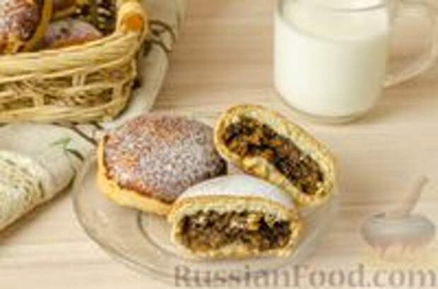 Фото к рецепту: Пирожки из песочного медового теста с орехами и сухофруктами