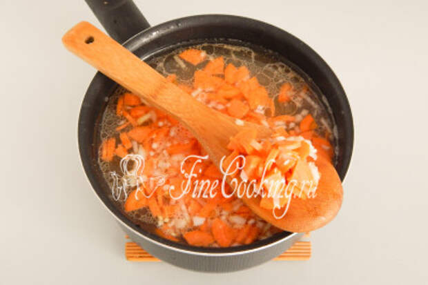 Кладем в бульон с картофелем, который варится на медленном огне уже минут 10-12, морковь с луком