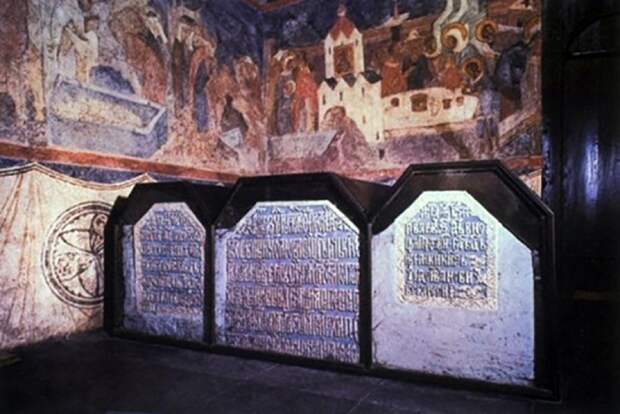 Саркофаги Ивана Грозного и его сыновей в Архангельском соборе