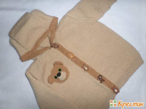 Вязание спицами свитера с забавным мишкой для детей до года