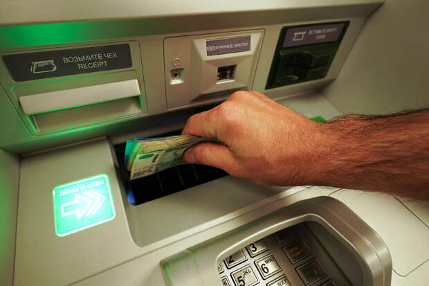 "Интерфакс": Минфин хочет установить лимит на пополнение счетов через банкоматы
