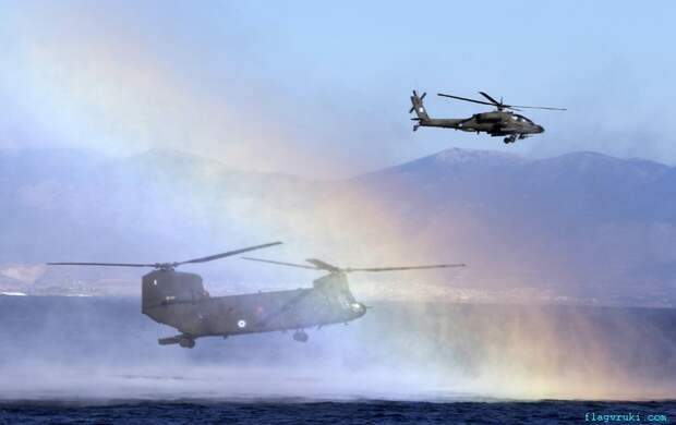 Военные вертолёты приняли участие в совместных военных учениях в Сароническом заливе, к югу от Афин, Греция.