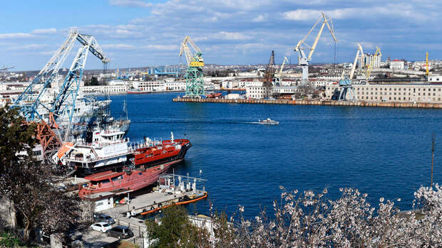 Власти сообщили об остановки движения транспорта в Севастопольской бухте