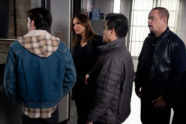 Benson and Fin supervise a lineup on Law & Order: SVU Season 26 Episode 13