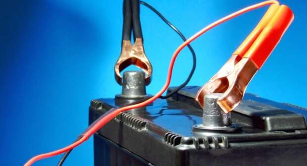 Надо ли выкручивать пробки аккумулятора при его зарядке