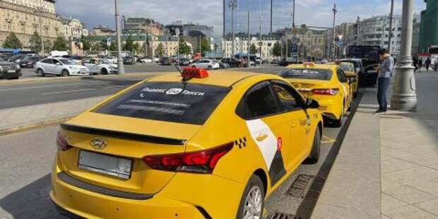 «Снегопад не повод для грабежа»: депутаты хотят заморозить цены на такси и запретить водителям отказываться от поездок