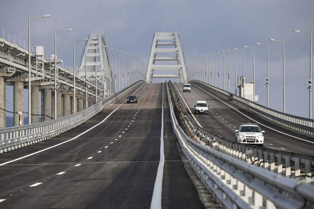 Крымский мост перекрыли для автомобилистов