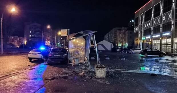 Авария дня. Автомобиль такси после ДТП влетел в остановку