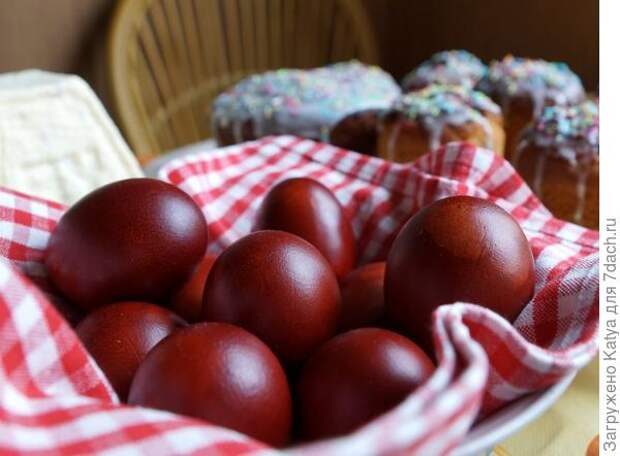 яйца, покрашенные раствором луковой шелухи