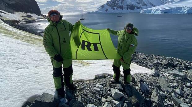 Российские путешественники установили флаг RT в Антарктиде