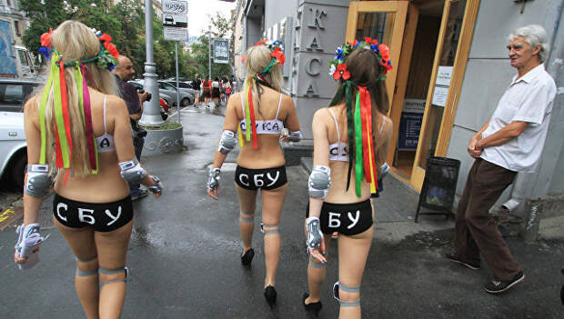 Голой грудью на Порошенко: Femen против «барыг»