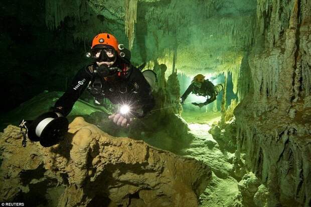 По данным команды исследователей, сама пещерная система была обнаружена после нескольких месяцев изучения подводных лабиринтов. водолазы, древний человек, интересное, мир, находка, останки, скелет, фото