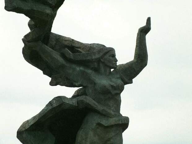 Полиция Риги задержала 27 человек, протестующих против демонтажа памятника героям ВОВ