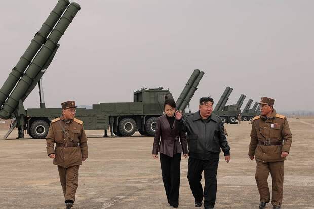 Ким Чен Ын c подросшей дочерью попали на видео во время испытания ракет