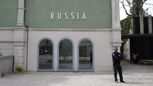 Жюри Венецианской биеннале уволилось в полном составе из-за участия России