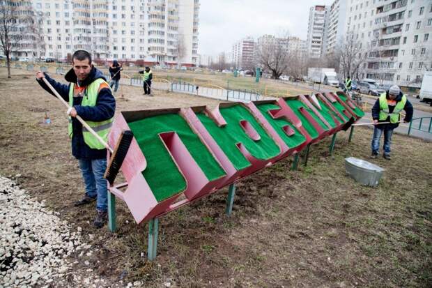 Сотрудники коммунальных служб во время месячника по благоустройству / Фото: Алексей Белкин, архив газеты «Юго-Восточный курьер»