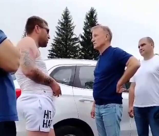 Аэропорт Горно-Алтайска обычно не привлекает к себе особого внимания. Ну, летят туда туристы, бизнесмены, кто-то еще.-4