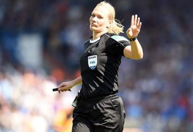 В Бундеслиге В Бундеслиге арбитр, арбитры, глаз не оторвать, спортивные судьи, судьи, судья, футбол