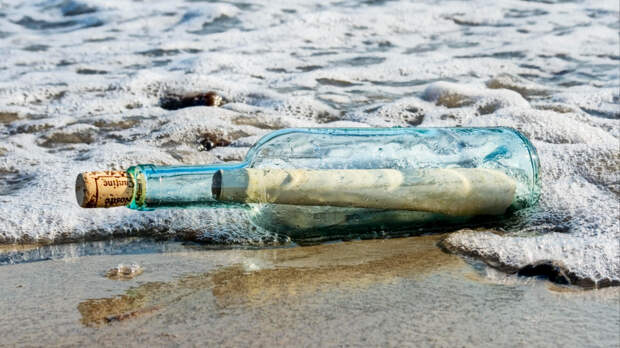 Путь длиною в 13 лет: женщина нашла в песке послание от влюбленных из Канады