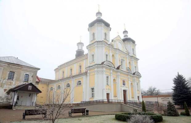 Божественная литургия в соборе Рождества Пресвятой Богородицы Юровичского монастыря.