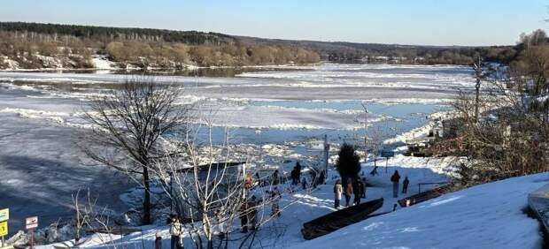 Около Поленово Тульской области на реке Оке начался ледоход