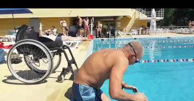 Как плавать, если ты парализован | Пикабу
