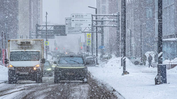 Утро добрым бывает? Апрельский снегопад парализовал движение в Москве