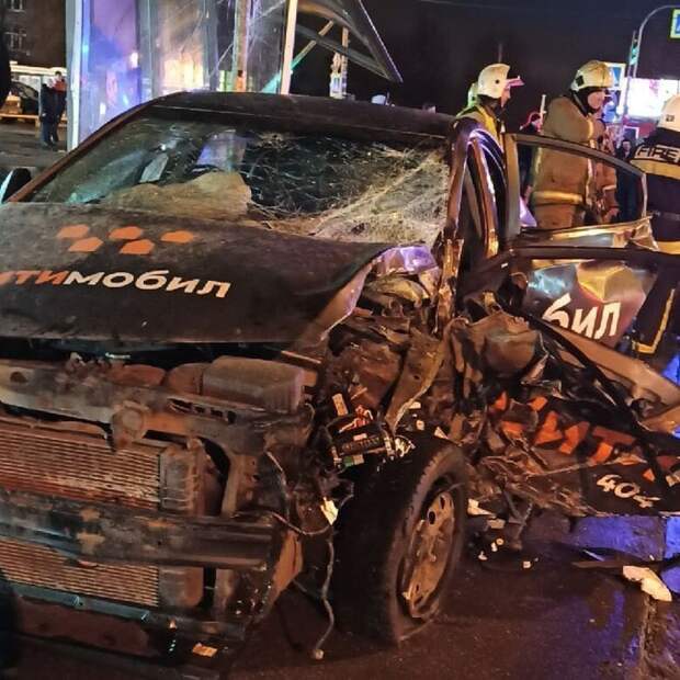 Авария дня. Автомобиль такси после ДТП влетел в остановку