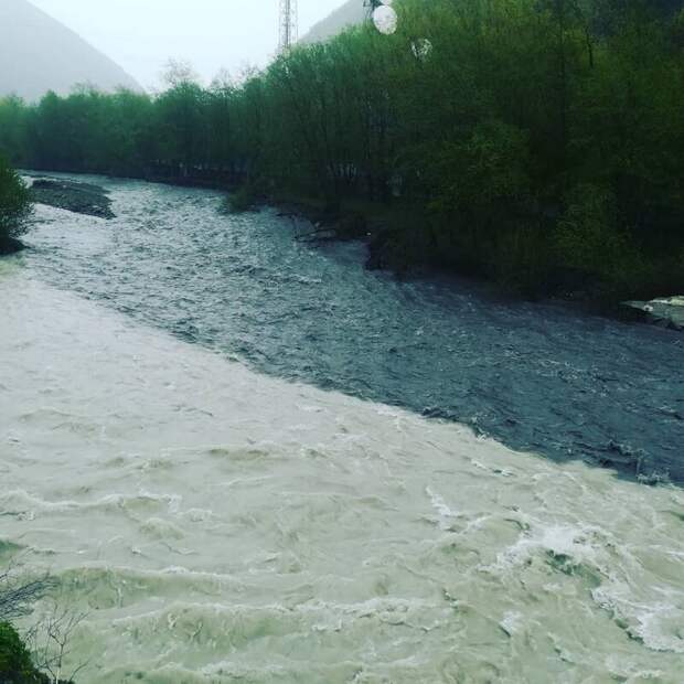 Как выглядит черно-белая река в Грузии, в которой не смешивается вода в мире, вода, интересно, природный феномен, путешествие, река, фото, цвет